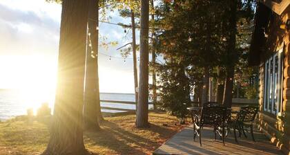 Cozy Lakefront Cottage Getaway on Black Lake