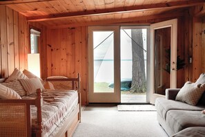 2 bedrooms, desk, free WiFi, bed sheets