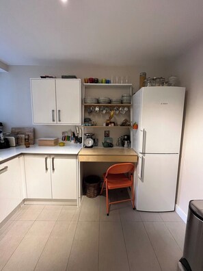 Micro-ondes, four, plaque de cuisson, lave-vaisselle