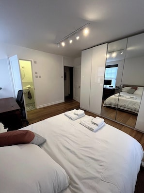 2 chambres, fer et planche à repasser, Wi-Fi, draps fournis