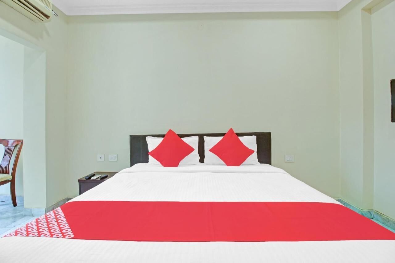 Une chambre d’hôtel avec un lit, une table de chevet et une chaise.