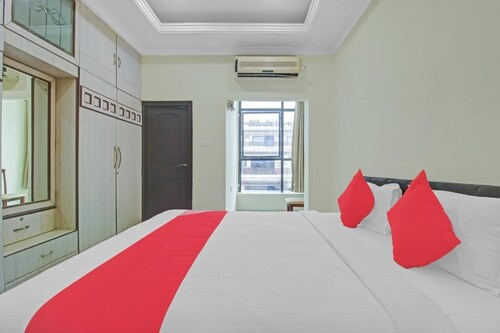 Spacious building with 9 bedrooms and WiFi, AC in welcoming Hyderabad