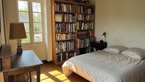 5 bedrooms, WiFi, bed sheets