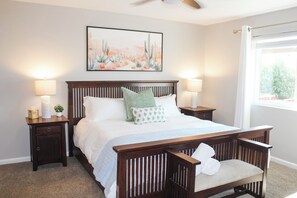 3 slaapkamers, een bureau, een strijkplank/strijkijzer, reisbedje