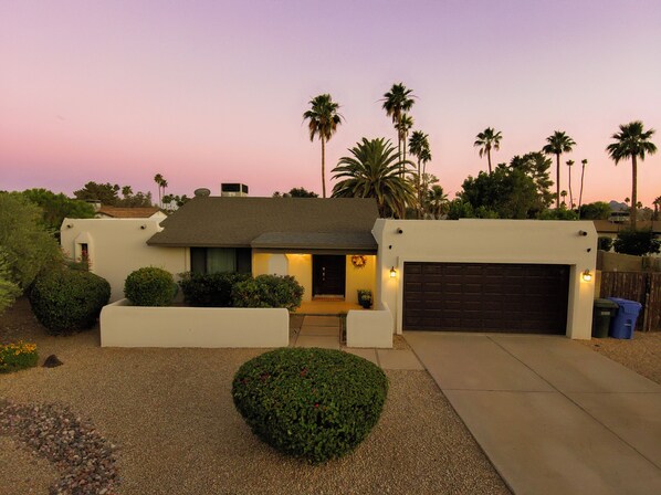 Exterior - Casa Zest - Family-Friendly Home with Firepit Near TPC, Mayo & Shopping (Scottsdale)