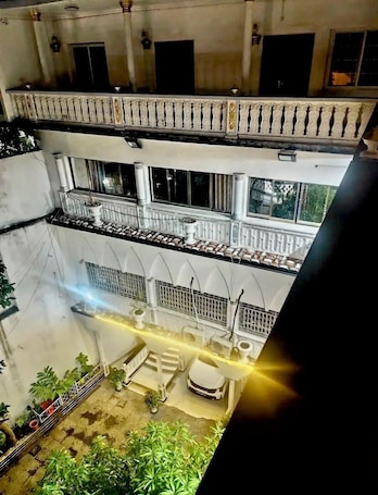 Courtyard view. Hôtel Johanna Livingstone