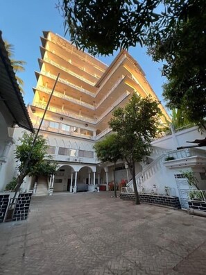 Free self parking - Hôtel Johanna Livingstone  (Mutsamudu)