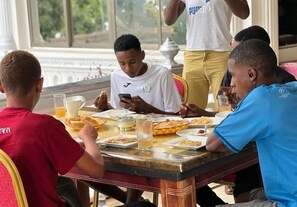 Café da manhã completo grátis todos os dias