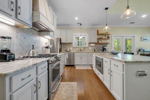 Executive-Style Comfort, Sleeps 8,  Outdoor TV, Patio & Prime Midtown Location