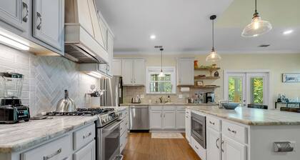 Executive-Style Comfort, Sleeps 8, Outdoor TV, Patio & Prime Midtown Location