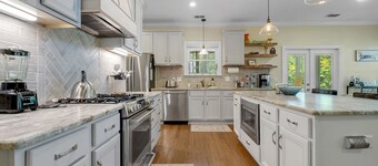 Executive-Style Comfort, Sleeps 8, Outdoor TV, Patio & Prime Midtown Location