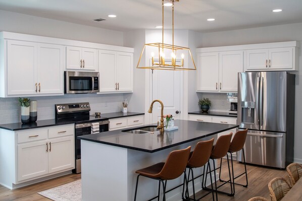 Réfrigérateur, four à micro-ondes, un four, surface de cuisson