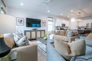 Living area - The Commons Chalet 4BR Luxe by Velvet Ditch Villas (Oxford)