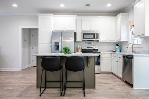 The Campbell 3BR Cozy Home by Velvet Ditch Villas