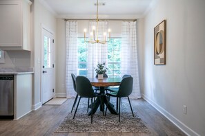 Dining - The Campbell 3BR Cozy Home by Velvet Ditch Villas (Oxford)