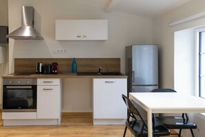 Rumah | Dapur pribadi | Lemari es, microwave, oven, dan kompor