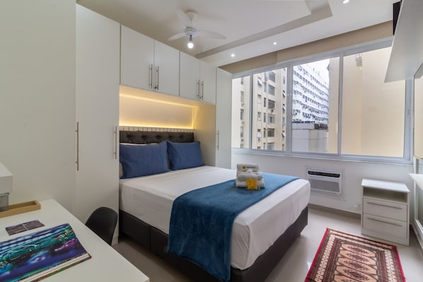 1 habitación, tabla de planchar con plancha y cuna de viaje
