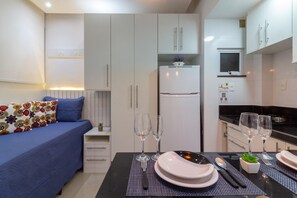 Fridge, microwave, stovetop, coffee/tea maker