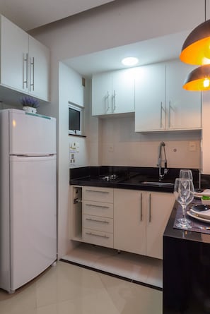 Kühlschrank, Mikrowelle, Herdplatte, Wasserkocher mit Kaffee-/Teezubehör