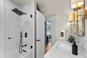 Dusche, Haartrockner, Handtücher, Seife