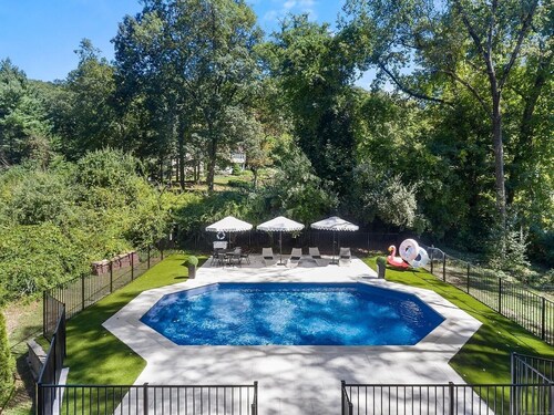 Country Retreat | Heated Saltwater Pool | BBQ | Fire Pit