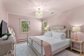 4 bedrooms, iron/ironing board, free WiFi, bed sheets - Renovated Retreat with Heated Pool (Redding)