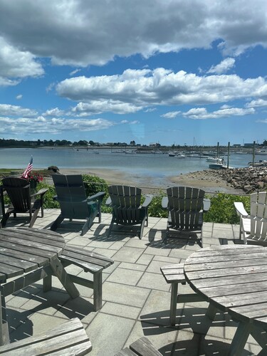 Coastal modern 2-bedroom condo in lovely Wells with water views