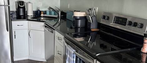 Een koelkast, een microgolfoven, een oven, een kookplaat