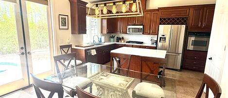 電子レンジ、オーブン、コンロ、食器洗い機