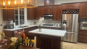 ميكروويف، فرن، موقد طهي مسطح، غسالة أطباق