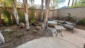 Terrace/patio - Charming Tuscan villa getaway with relaxing pool & spa in fantastic Palm Springs (Palm Springs)