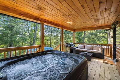 Cliff Haven at Red River Gorge 2-bedroom cabin with WiFi, AC, Fire Pit, Hot Tub