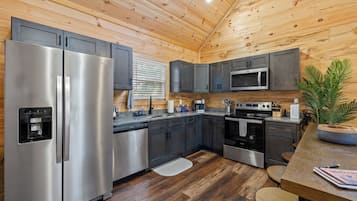 Geladeira, micro-ondas, fogão, cooktop