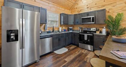 Cliff Haven at Red River Gorge 2-bedroom cabin with WiFi, AC, Fire Pit, Hot Tub
