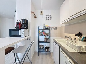 Frigorífic, microones, forn i placa de cuina