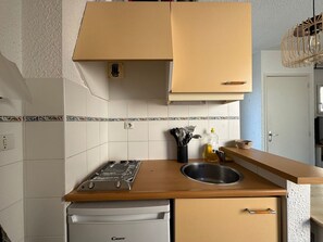 Kylskåp, mikrovågsugn, ugn och kaffe- och tebryggare