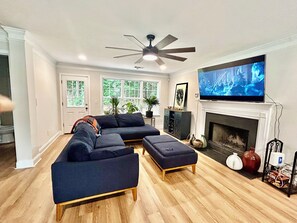 Una Smart TV, una chimenea