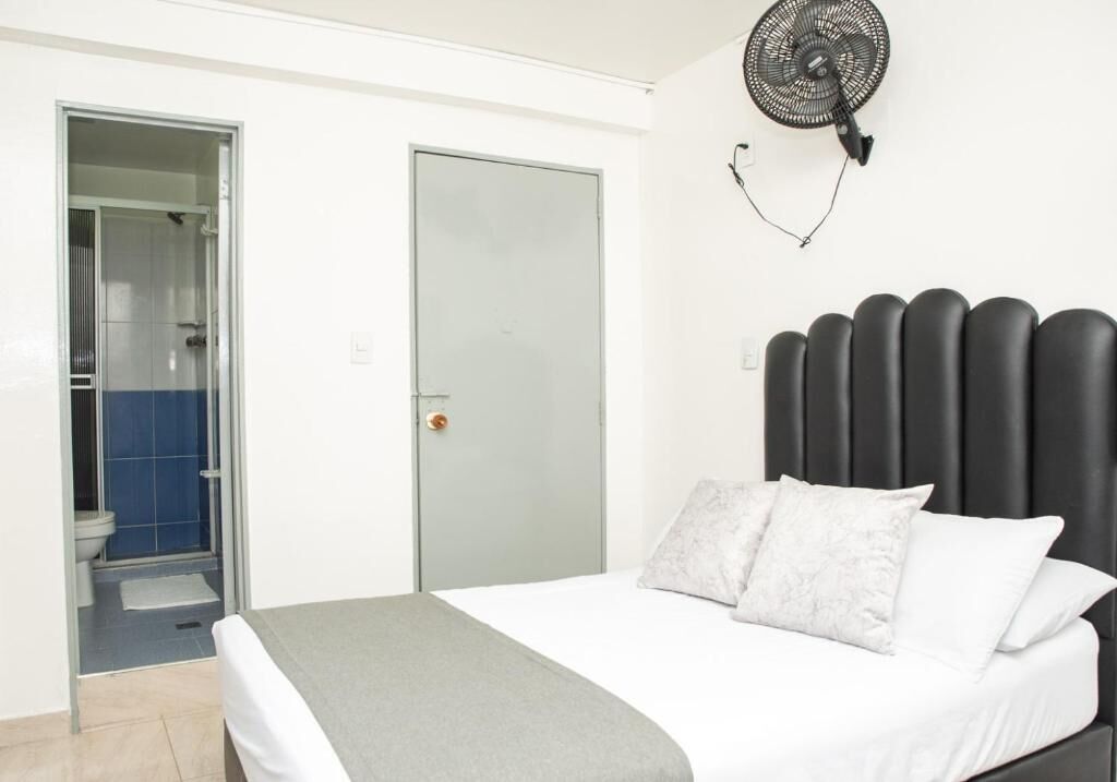 Escritorio, cortinas blackout y tabla de planchar con plancha 