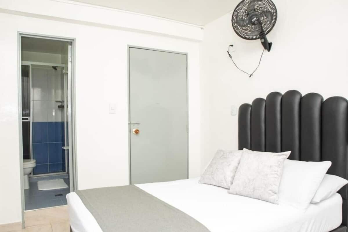 Classic Single Room | Desk, blackout drapes, iron/ironing board, free WiFi