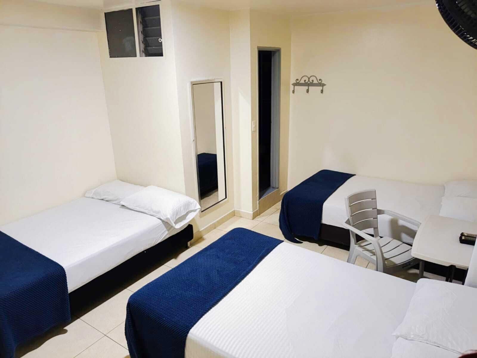 Escritorio, cortinas blackout y tabla de planchar con plancha 