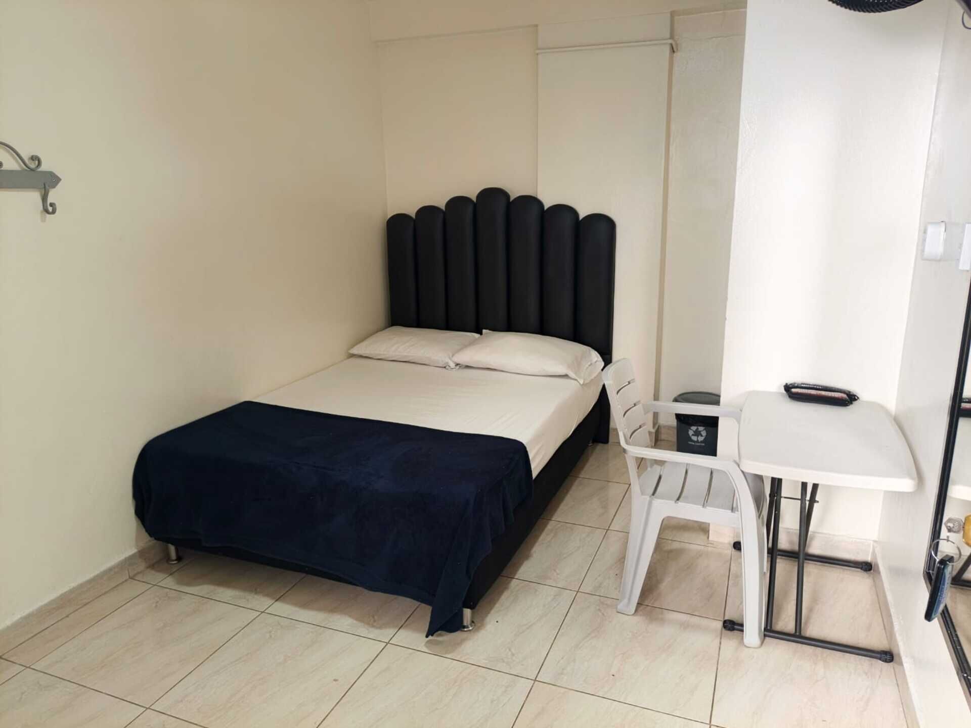 Escritorio, cortinas blackout y tabla de planchar con plancha 