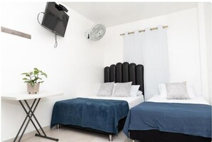 經典四人房 | 書桌、遮光窗簾/窗簾、熨斗/熨衫板、免費 Wi-Fi