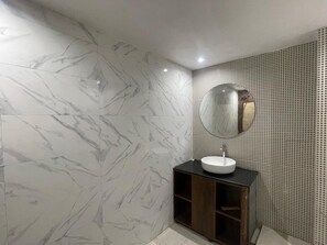 Superior Suite | Bathroom