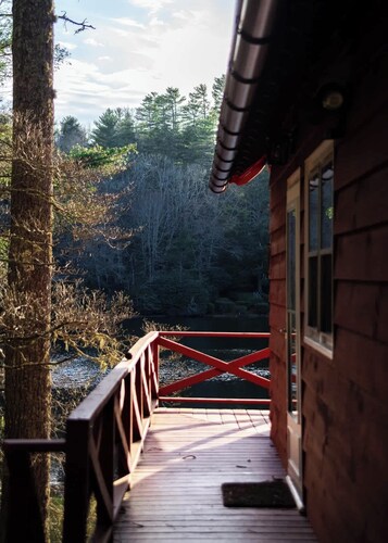 Mirror Lake Retreat  | Walk to Town!