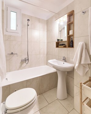Haartrockner, Handtücher, Seife, Toilettenpapier