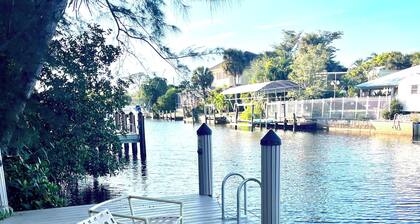 Relaxing house with spacious dock tucked on Gordon River. Live the Florida dream