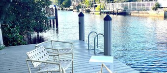 Relaxing private house tucked on Gordon River. Live the Florida dream