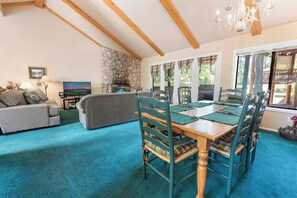 House, Mountain View | In-room dining