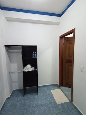Habitación básica, 2 camas de matrimonio, Aire acondicionado | Wifi gratis