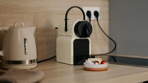 Eine Küchenarbeitsplatte mit Wasserkocher, Toaster und Kaffeemaschine, alle angeschlossen.